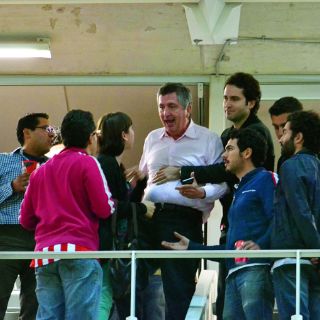 Vergara reta a golpes a aficionado