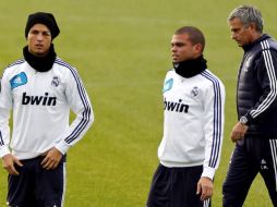 Cristiano Ronaldo (i), entrena para el partido de liga que enfrentarán mañana ante el Athletic Club, en el Santiago Bernabéu. EFE  /