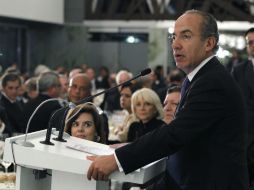Calderón da un discurso en la cena ofrecida por el rey a jefes de Estado. EFE  /
