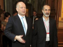 El ministro británico de Asuntos Exteriores, William Hague (i), saluda al líder de la nueva alianza opositora, Ahmed Muaz al Jatib. AP  /