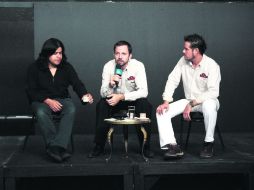 Sobre el escenario Rubio, representante de Centro centro; Mejorada, director del foro, y Carvajal, del Teatro en Bici.  /