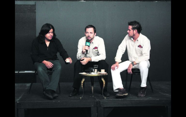 Sobre el escenario Rubio, representante de Centro centro; Mejorada, director del foro, y Carvajal, del Teatro en Bici.  /