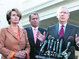 Déficit, el tema. Harry Reid, acompañado de John Bohener y Nancy Pelosi, dialoga con los periodistas. AP  /