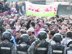 Inconformes. Una multitud protesta contra el Gobierno y el rey de Jordania, por la subida del precio del petróleo. EFE  /