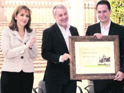 Gloria Guevara Manzo, Emilio González Márquez y Hugo René Ruizesparza, durante el reconocimiento de Lagos de Moreno como Pueblo Mágico.  /