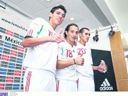 Moreno y Guardado tienen tiempo jugando juntos en la Selección; en la imagen los acompaña Jorge Torres Nilo. MEXSPORT  /