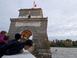 Los italianos disfrutan del Festival de Cine de Roma, que aglomera estrellas de cine de todo el mundo. EFE  /