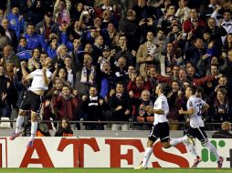 El delantero del Valencia, Roberto Soldado (i), celebra su gol, el segundo de su equipo, que dio la victoria frente al Espanyol. EFE  /