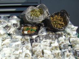 A los detenidos se les aseguró mariguana y cocaína en forma de piedra base. ESPECIAL  /