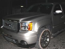 Los detenidos tripulaban una camioneta GMC- Sierra gris. ESPECIAL  /