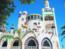 FORTALEZA. Un castillo con los mismos colores del foco tonal está abierto para quienes deseen reflexionar.  /