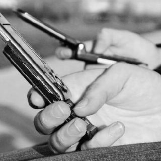 Estaba pues, con el celular en la mano