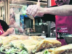 GANCHO AL HAMBRE. ''Si te gustan, recomiéndame con tus amigos; y si no, pues con tus enemigos, dice Salvador Saenz.  /