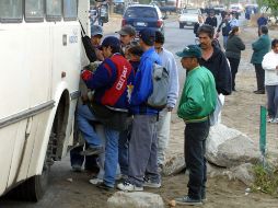Para poder dar el servicio en zonas después del Periférico, transportistas tiene que tramitar placas federales. ARCHIVO  /