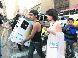 Atraídos por el programa de ofertas y descuentos, miles de tapatíos acudieron al Centro a lo largo de la jornada.  /