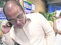 Los consumidores verifican el costo de los productos antes de adquirirlos, para saber si realmente están ahorrando.  EL UNIVERSAL  /