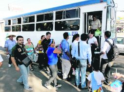 Tlajomulco de Zúiñga. Vecinos del fraccionamiento Santa Fe se agolpan en la puerta del camión para poder llegar a sus destinos.  /