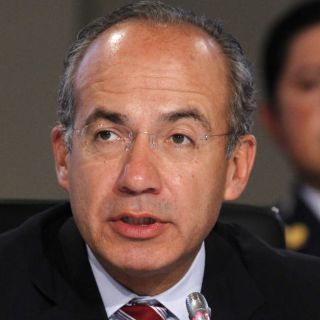 Felipe Calderón regresa a México tras Cumbre Iberoamericana