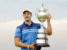 El sueco Henrik Stenson sostiene el trofeo después de ganar el Abierto de Sudáfrica Golf Championships. EFE  /