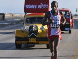 Suárez marcó un tiempo de 2h23.19 y mejoró su registro personal de 2h30.05, tras vencer en la prueba del 2009. EFE  /