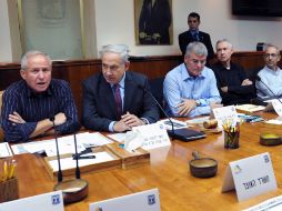Benjamin Netanyahu (2 i), asegura que tiene a miles de soldados a lo largo de la frontera con Gaza. EFE  /