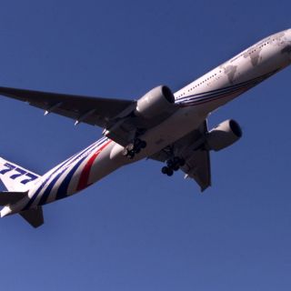 Avión realiza aterrizaje de emergencia en Pakistán