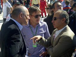 Ron Dennis, Adrián Fernández y el Presidente Calderón charlan antes de la carrera en EU. ESPECIAL  /