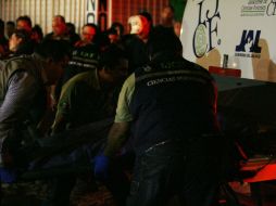 Agentes de la PGJE y personal del Instituto Jaliscience de Ciencias Forenses iniciaron con investigaciones del homicidio. ARCHIVO  /