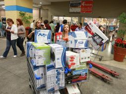 La gente entraba a las tiendas sin bolsas y salía cargada. Aprovechaba las promociones de 20, 30, 40, 50 por ciento de descuento.  /