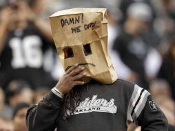 La afición de los Raiders lamenta el paso que lleva el equipo en la temporada. AP  /