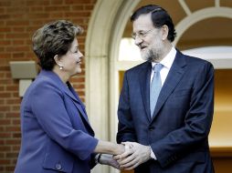El jefe del Gobierno español, Mariano Rajoy, recibe a la presidenta de Brasil, Dilma Rousseff. EFE  /