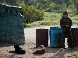 Un soldado colombiano vigila la zona de conflicto.  AFP  /
