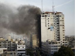 El edificio de televisiones árabes continúa humeando luego del ataque israelí. REUTERS  /