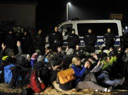 Manifestantes realizan protestas contra el traslado del combustible nuclear en Grohnde, Alemania. EFE  /