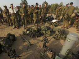 Soldados israelíes rezan en una zona cercana a la franja de Gaza. EFE  /
