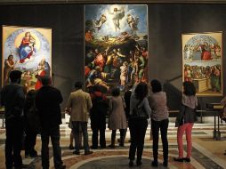 Visitantes del Museo del Prado admirando una obra de Rafael. EFE  /