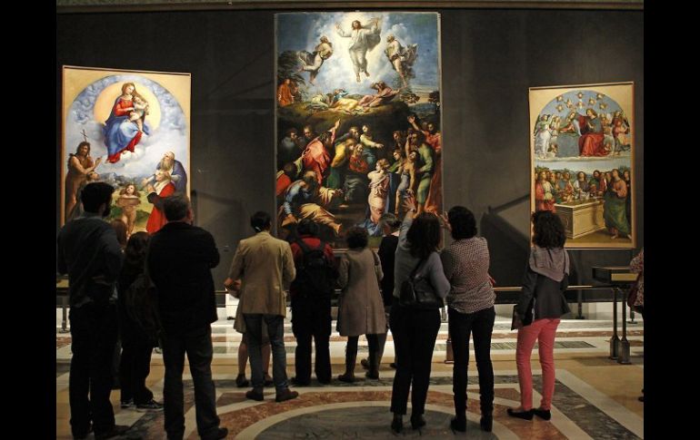 Visitantes del Museo del Prado admirando una obra de Rafael. EFE  /