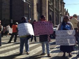 El grupo de artesanos bloquearon el cruce de Alcalde e Hidalgo esta tarde.  /