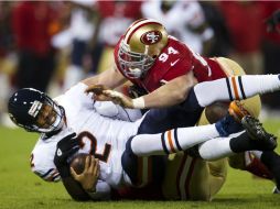 Jason Campbell, mariscal de campo suplente de Chicago, es capturado por Justin Smith durante el primer cuarto del partido. AP  /