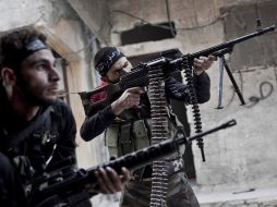 Un solado rebelde observa por la mirilla de su arma en la comunidad Al-Amryia de la ciudad de Alepo, Siria. EFE  /