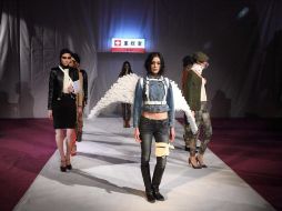 Desfile de Greenpeace en Beijing denunciando tóxicos y cancerígenos hasta en 20 marcas multinacionales de ropa. EFE  /