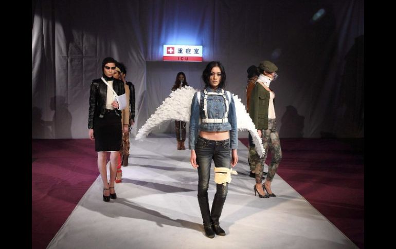 Desfile de Greenpeace en Beijing denunciando tóxicos y cancerígenos hasta en 20 marcas multinacionales de ropa. EFE  /