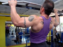 La imagen del cuerpo musculoso usada en la publicidad, es aspiración de muchos jóvenes. ARCHIVO  /