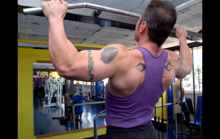 La imagen del cuerpo musculoso usada en la publicidad, es aspiración de muchos jóvenes. ARCHIVO  /