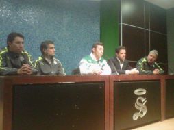 El protugués (c) fue presentado hoy como el nuevo técnico lagunero. Imagen de @clubsantoslagun. ESPECIAL  /