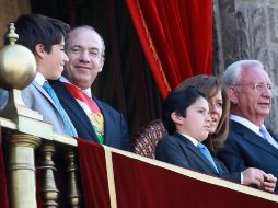 Calderón, acompañado de su familia, observa el desfile con motivo del CII Aniversario del Inicio de la Revolución Mexicana. NTX  /