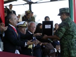 Calderón, durante la entrega de ascensos en el campo militar ''Marte''. XINHUA  /