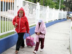 Las recomendaciones de especialistas son que la gente salga abrigada a la calle e hidratarse. ARCHIVO  /