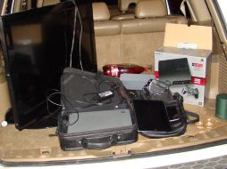 Se les aseguró un auto de la familia afectada y parte del botín que ya tenían arriba. ESPECIAL  /