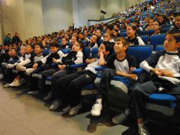 Cerca de 500 chicos de primaria y secundaria al cuentacuentos Albin.  /